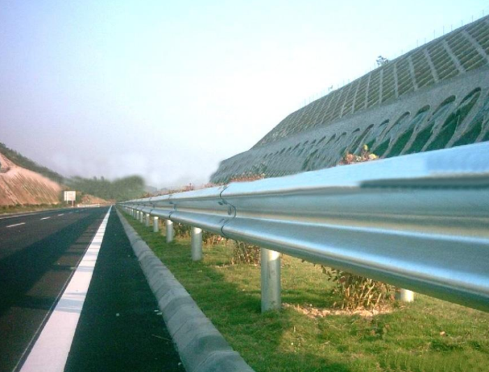 雙波(bo)形護欄展(zhan)示