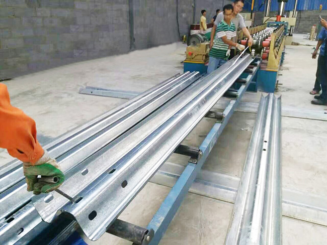 護欄壓型車(che)間