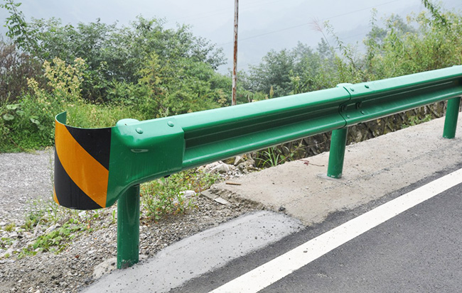 應該采取哪些措施來避免重(zhong)慶波(bo)形護欄松動(dòng)的(de)問題